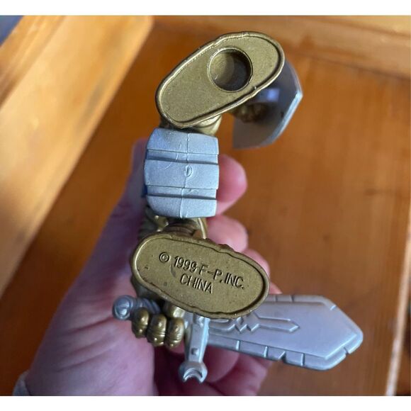 Golden Knight King Action Figure - Picture 3 of 3